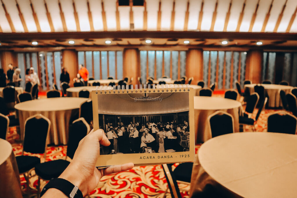 Foto acara dansa di ballroom Hotel Savoy Homann tahun 1925