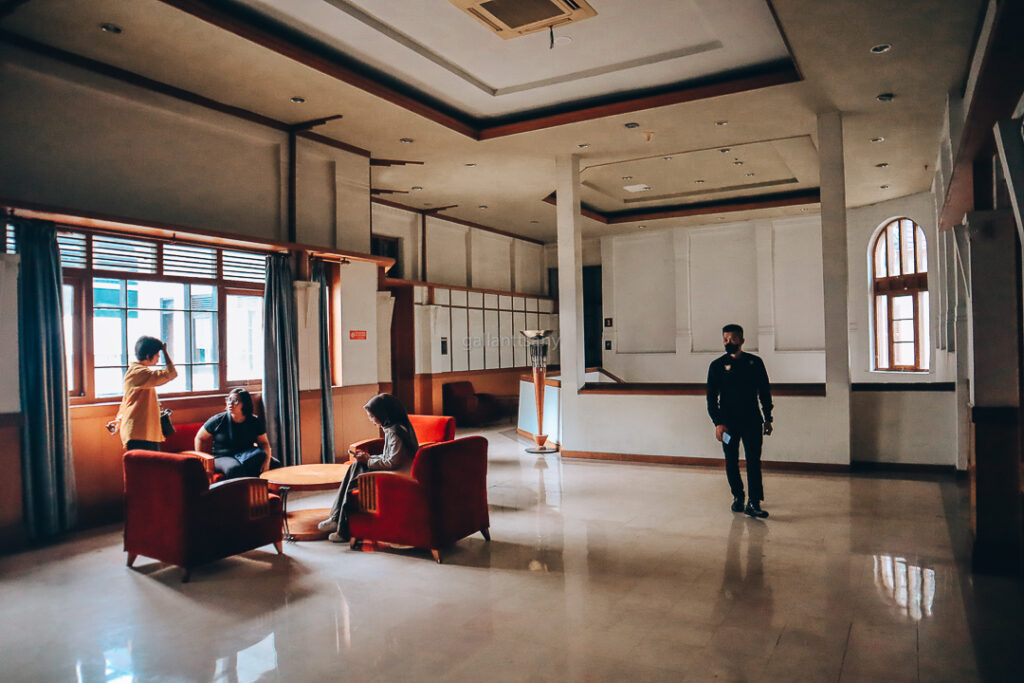 Ruangan tengah di bekas kediaman pendiri Hotel Savoy Homann