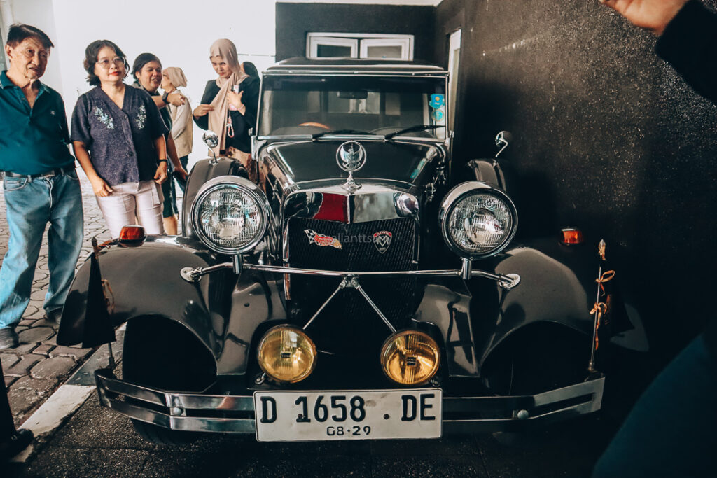 Mobil legendaris Hotel Savoy Homann