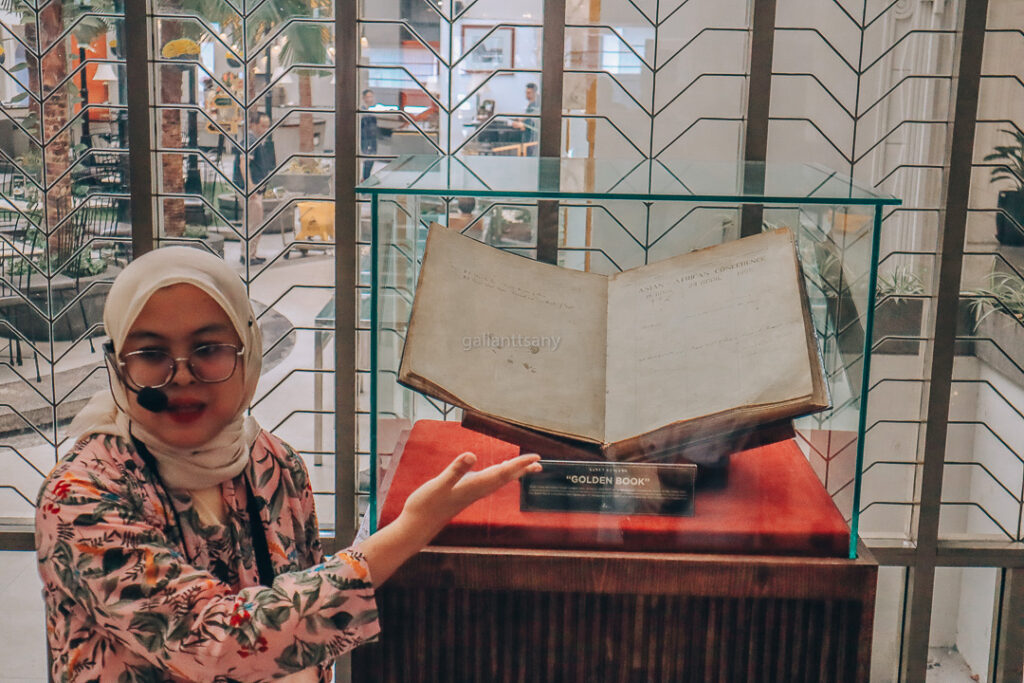 Pencerita dari Cerita Bandung di depan Golden Book Hotel Savoy Homann