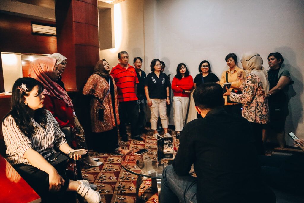 Berfoto di dalam kamar Hotel Savoy Homann yang pernah ditinggali Charlie Chaplin