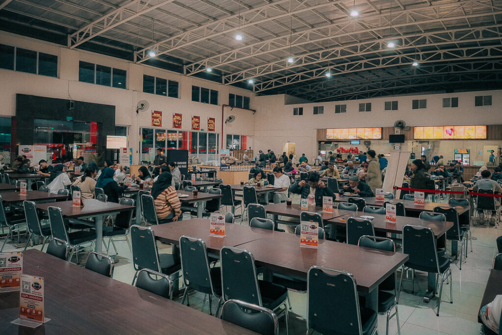 Suasana Resto Rosalia Indah Pemalang