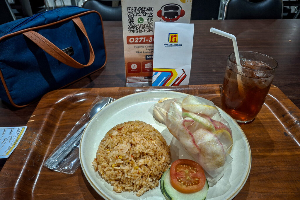 Layanan Servis Makan Malam dari Bus Rosalia Indah Kelas Super Top