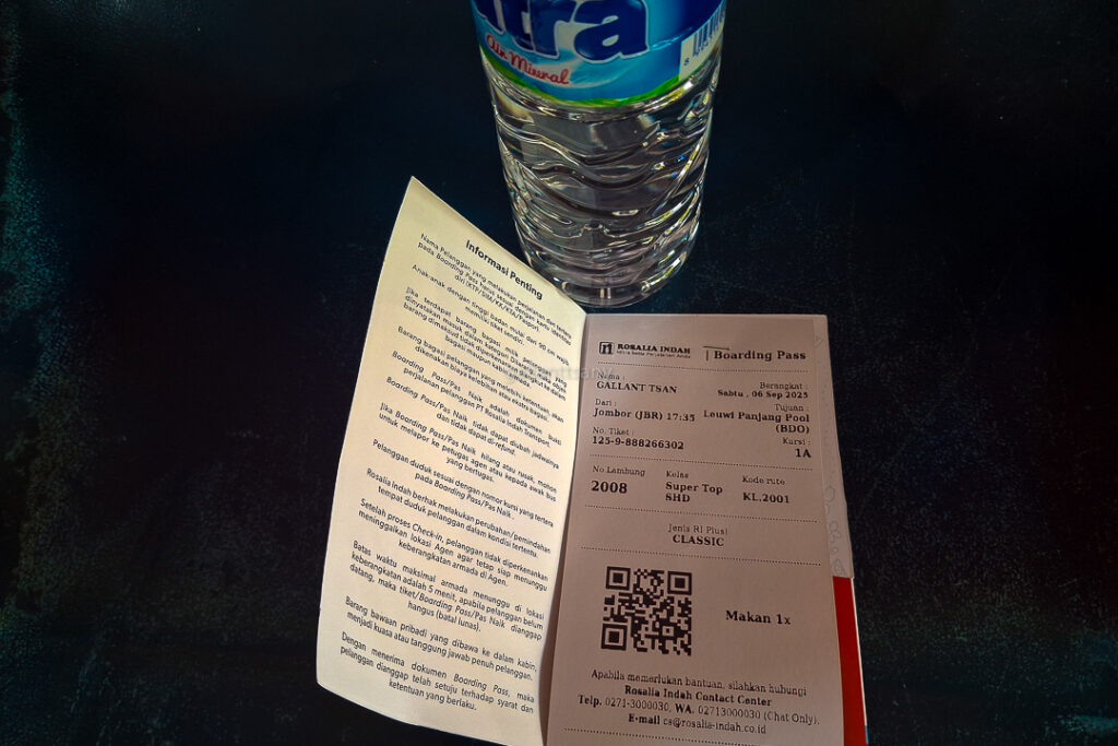 Tiket Bus Rosalia Indah dan air minum kemasan dari bus Rosalia Indah