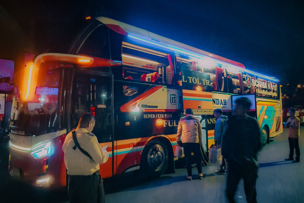 Bus Rosalia Indah Tiba di Terminal Jombor langsung diserbu penumpang