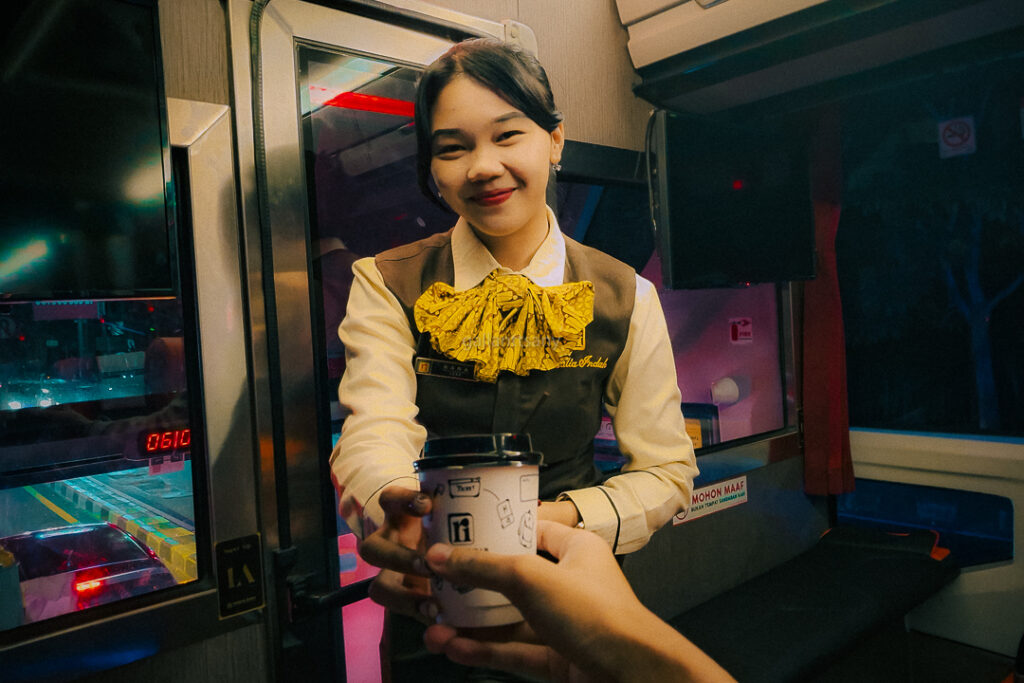 Layanan Welcome Drink di Dalam Bus Rosalia Indah Jogja Bandung