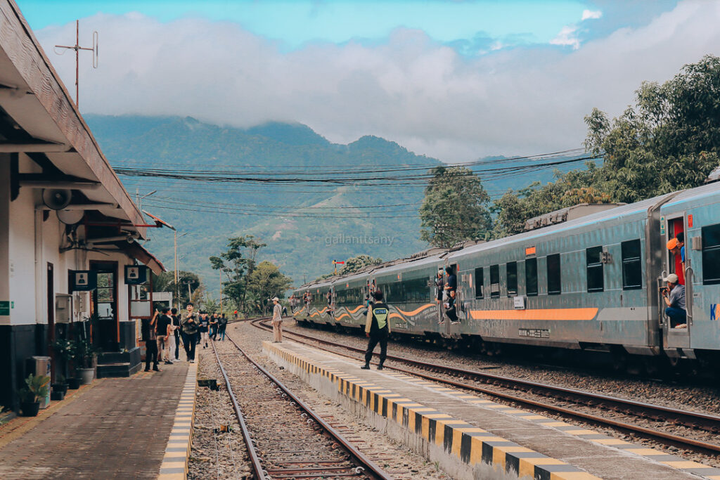 Kereta Sangkuriang Menunggu Bersilang dengan Kereta Malabar di Stasiun Bumiwaluya
