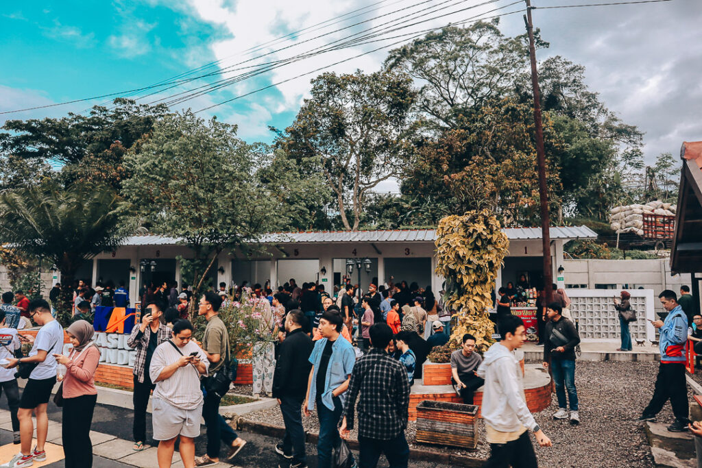 Orang-orang jajan di Stasiun Cipendeuy