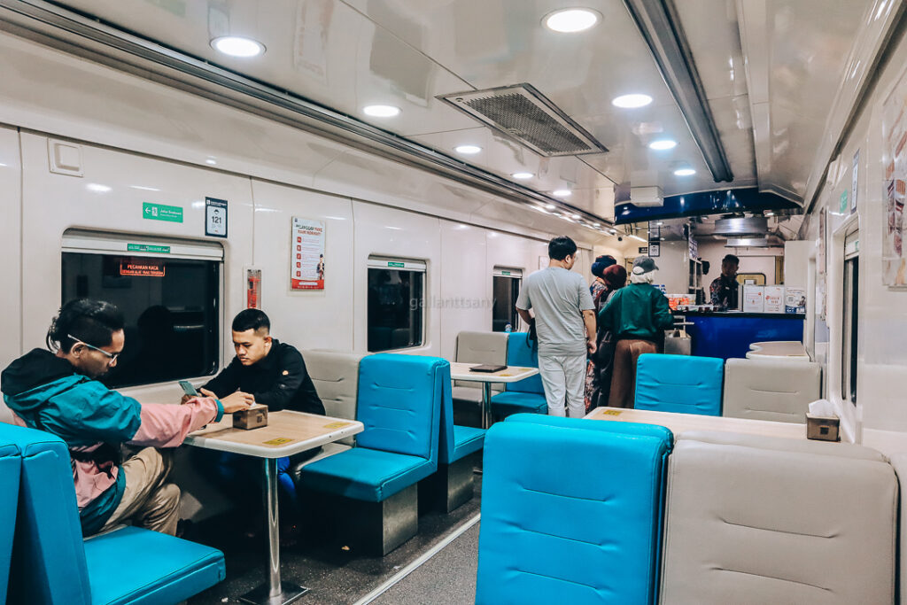 Suasana di Kereta Makan Kereta Api Sangkuriang