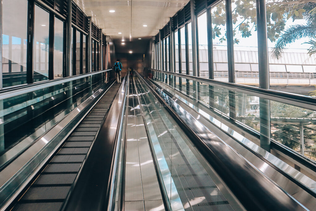 Eskalator Menuju Peron di Stasiun Bandung