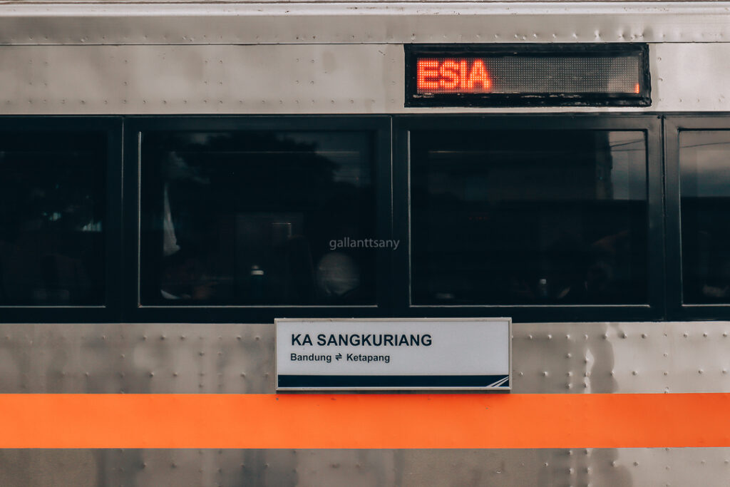 Plat Nama KA Sangkuriang Bandung Ketapang